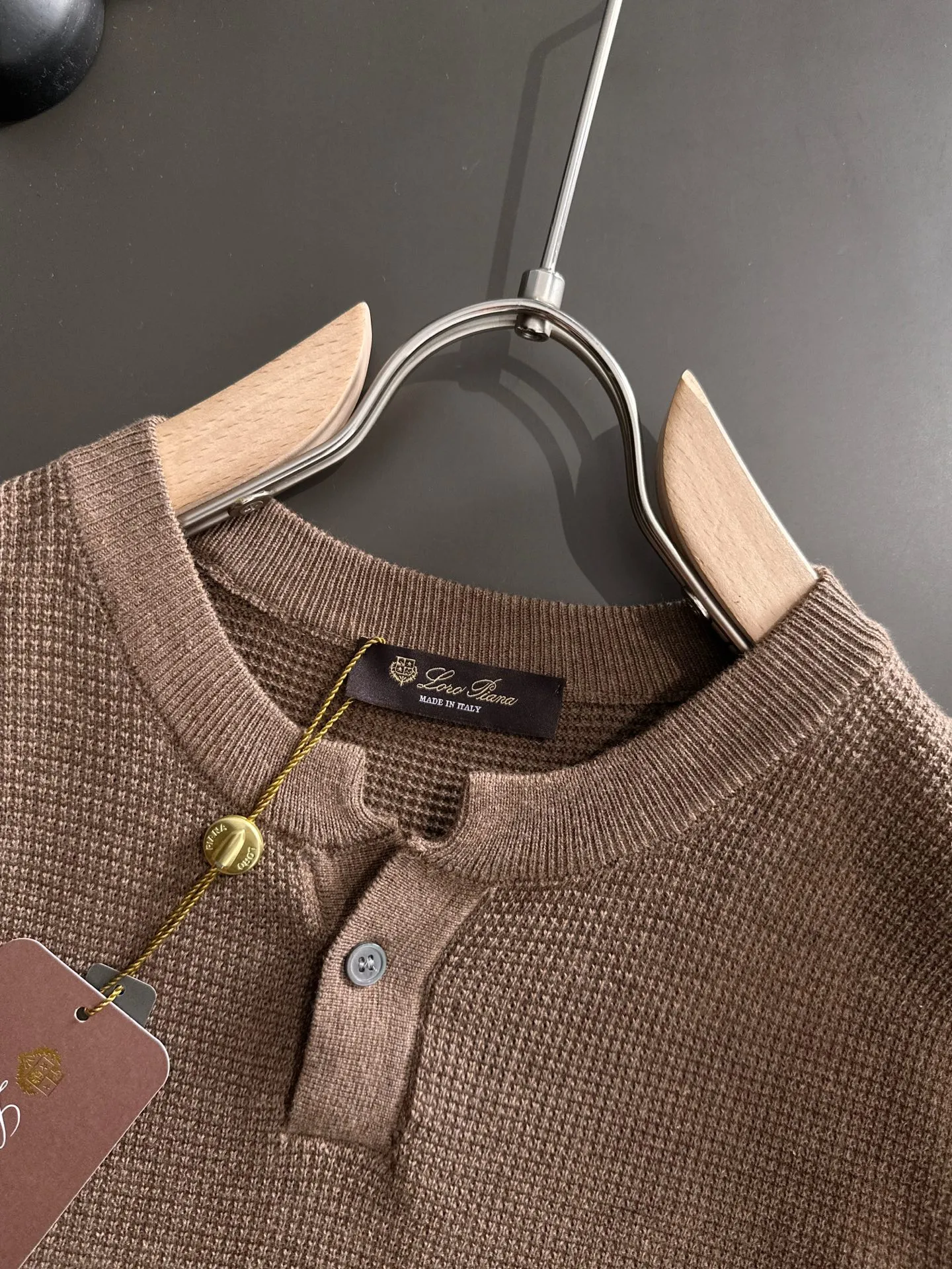 Next day shipment LP high quality Loro Piana 26ss New Arrival men's short-sleeved T-shirt Made of combed cotton yarn knitted cotton fabric, no pressure when entering and exiting the counter Exclusive control of raw materials It feels substantial when weighed, and the upper body is more textured than ordinary T-shirts. This texture can cope with the weather easily and is suitable for both hot and cold! Loose fit design, looks noble. The only correct version is available Size: M to XXXL